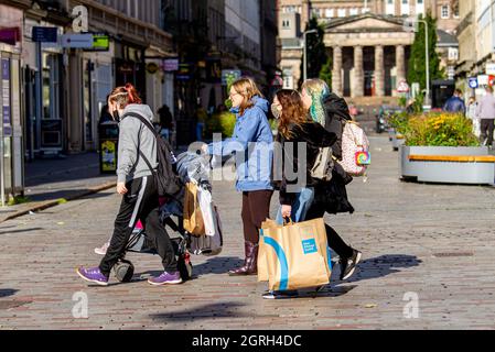 Dundee, Tayside, Schottland, Großbritannien. Oktober 2021. UK Wetter: Warme Herbstsonne mit einer frischen, kühlen Brise durch Nordostschottland, Temperaturen bis zu 14 Grad Das warme, sonnige Herbstwetter hat die Anwohner dazu gebracht, den ganzen Tag im Oktober im Stadtzentrum von Dundee einkaufen zu gehen. Kredit: Dundee Photographics/Alamy Live Nachrichten Stockfoto
