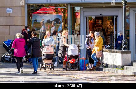 Dundee, Tayside, Schottland, Großbritannien. Oktober 2021. UK Wetter: Warme Herbstsonne mit einer frischen, kühlen Brise durch Nordostschottland, Temperaturen bis zu 14 Grad Das warme, sonnige Herbstwetter hat die Anwohner dazu gebracht, den ganzen Tag im Oktober im Stadtzentrum von Dundee einkaufen zu gehen. Kredit: Dundee Photographics/Alamy Live Nachrichten Stockfoto