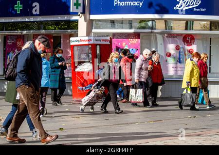 Dundee, Tayside, Schottland, Großbritannien. Oktober 2021. UK Wetter: Warme Herbstsonne mit einer frischen, kühlen Brise durch Nordostschottland, Temperaturen bis zu 14 Grad Das warme, sonnige Herbstwetter hat die Anwohner dazu gebracht, den ganzen Tag im Oktober im Stadtzentrum von Dundee einkaufen zu gehen. Kredit: Dundee Photographics/Alamy Live Nachrichten Stockfoto