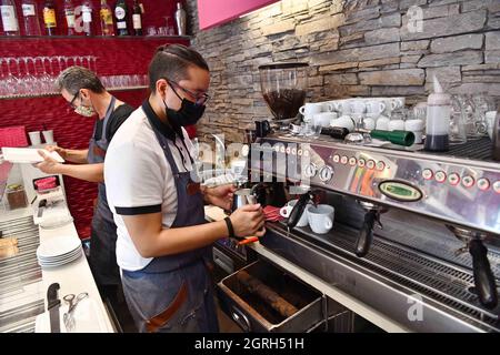 Rom, Italien. September 2021. Ein Barista macht Kaffee in der Kaffeebar San Teo in Rom, Italien, am 29. September 2021. Freitag ist der Internationale Kaffee-Tag, der von der Internationalen Kaffee-Organisation als „eine Feier der Vielfalt, Qualität und Leidenschaft des Kaffeesektors“ gefeiert wird. Es wäre schwer, ein Land zu finden, in dem diese Leidenschaft stärker spürbar ist als in Italien.ZUM THEMA "Feature: Italiener erkennen ihre Beziehung zum Kaffee am Int'l Coffee Day" Credit: Jin Mamengni/Xinhua/Alamy Live News Stockfoto