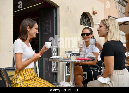 Rom, Italien. September 2021. Am 29. September 2021 sitzen Menschen auf dem Esstisch im Freien in der San Teo Café-Bar in Rom, Italien. Freitag ist der Internationale Kaffee-Tag, der von der Internationalen Kaffee-Organisation als „eine Feier der Vielfalt, Qualität und Leidenschaft des Kaffeesektors“ gefeiert wird. Es wäre schwer, ein Land zu finden, in dem diese Leidenschaft stärker spürbar ist als in Italien.ZUM THEMA "Feature: Italiener erkennen ihre Beziehung zum Kaffee am Int'l Coffee Day" Credit: Jin Mamengni/Xinhua/Alamy Live News Stockfoto