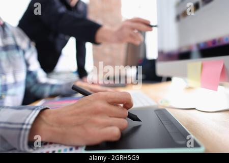 Zwei Grafikdesigner, die in der Nahaufnahme des Büros arbeiten Stockfoto