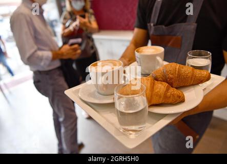 Rom, Italien. September 2021. Ein Kellner serviert Kaffee in der San Teo Kaffeebar in Rom, Italien, am 29. September 2021. Freitag ist der Internationale Kaffee-Tag, der von der Internationalen Kaffee-Organisation als „eine Feier der Vielfalt, Qualität und Leidenschaft des Kaffeesektors“ gefeiert wird. Es wäre schwer, ein Land zu finden, in dem diese Leidenschaft stärker spürbar ist als in Italien.ZUM THEMA "Feature: Italiener erkennen ihre Beziehung zum Kaffee am Int'l Coffee Day" Credit: Jin Mamengni/Xinhua/Alamy Live News Stockfoto