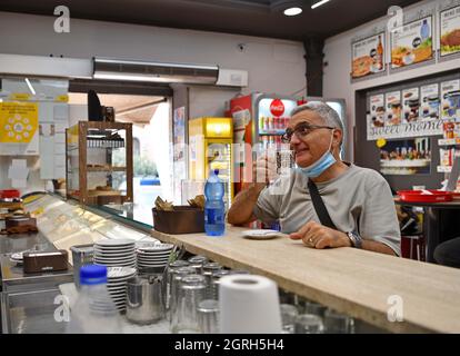 Rom, Italien. September 2021. Ein Mann trinkt am 29. September 2021 eine Tasse Kaffee in der Bar dei Cerchi in Rom, Italien. Freitag ist der Internationale Kaffee-Tag, der von der Internationalen Kaffee-Organisation als „eine Feier der Vielfalt, Qualität und Leidenschaft des Kaffeesektors“ gefeiert wird. Es wäre schwer, ein Land zu finden, in dem diese Leidenschaft stärker spürbar ist als in Italien.ZUM THEMA "Feature: Italiener erkennen ihre Beziehung zum Kaffee am Int'l Coffee Day" Credit: Jin Mamengni/Xinhua/Alamy Live News Stockfoto