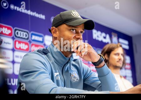 Anderlechts Cheftrainer Vincent Kompany und der Sprecher Mathias Declercq im Bild auf einer Pressekonferenz des belgischen Teams der ersten Division RSC Anderlecht in Stockfoto