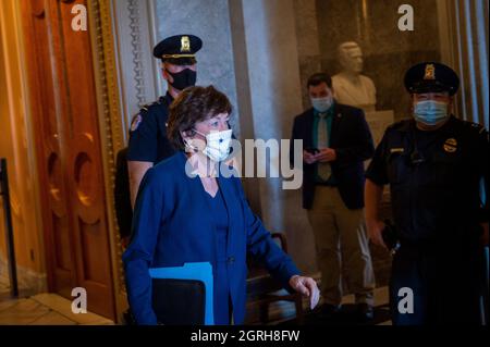 Washington, Vereinigte Staaten Von Amerika. September 2021. Die Senatorin der Vereinigten Staaten, Susan Collins (Republikanerin von Maine), verlässt die Senatskammer während einer Abstimmung im US-Kapitol in Washington, DC, am Donnerstag, dem 30. September 2021. Quelle: Rod Lampey/CNP/Sipa USA Quelle: SIPA USA/Alamy Live News Stockfoto