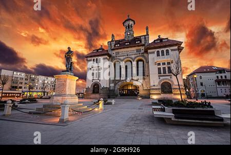 CONSTANTA , RUMÄNIEN: Ovidiu-Platz mit nationalem Geschichte- und Archäologiemuseum in der Altstadt von Constanta bei Sonnenuntergang. Stadt an der Schwarzmeerküste. Stockfoto