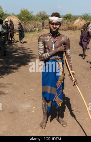 Omo Valley, Mursi Village, Äthiopien - 07. Dezember 2013: Junger Mann aus dem Stamm der Mursi. Der Mann aus dem afrikanischen Stamm Mursi posiert für ein Porträt, Mago Natio Stockfoto