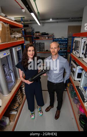 Die Gründer von Open Bionics, Joel Gibbard MBE, und Samantha Payne, MBE, sind die Schöpfer des bionischen Arms „Hero Arm“ in ihrem Hauptsitz in Bristol. Stockfoto