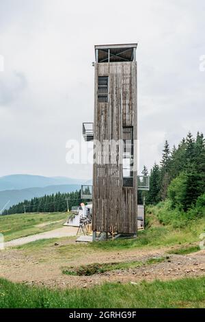 Kouty nad Desnou, Tschechische Republik.hölzerner Aussichtsturm namens U Tetrevi chaty im Jahr 2014 mit Blick auf die Jeseniky Berge gebaut, Kouty Ski Center.Aussichtsturm Stockfoto