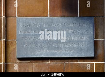 London, Großbritannien. Gedenktafel: „John Logie Baird sendete von dieser Seite am 30. September 192 die erste Fernsehsendung in Großbritannien Stockfoto