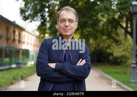 Madrid, Spanien. Oktober 2021. Der deutsche Schriftsteller David Safier posiert während der Reratos-Sitzung im Pensionspark.David Safier präsentiert das Buch Miss Merkel, den Fall der pensionierten Kanzlerin. Kredit: SOPA Images Limited/Alamy Live Nachrichten Stockfoto