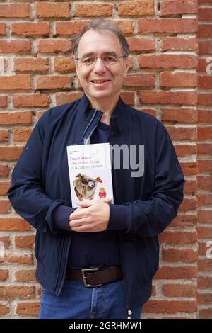 Madrid, Spanien. Oktober 2021. Der deutsche Schriftsteller David Safier posiert während der Reratos-Sitzung im Pensionspark.David Safier präsentiert das Buch Miss Merkel, den Fall der pensionierten Kanzlerin. Kredit: SOPA Images Limited/Alamy Live Nachrichten Stockfoto