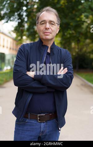 Madrid, Spanien. Oktober 2021. Der deutsche Schriftsteller David Safier posiert während der Reratos-Sitzung im Pensionspark.David Safier präsentiert das Buch Miss Merkel, den Fall der pensionierten Kanzlerin. Kredit: SOPA Images Limited/Alamy Live Nachrichten Stockfoto