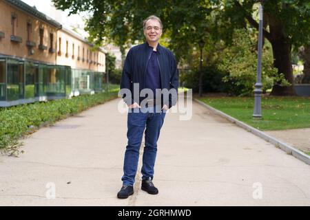 Madrid, Spanien. Oktober 2021. Der deutsche Schriftsteller David Safier posiert während der Reratos-Sitzung im Pensionspark.David Safier präsentiert das Buch Miss Merkel, den Fall der pensionierten Kanzlerin. Kredit: SOPA Images Limited/Alamy Live Nachrichten Stockfoto