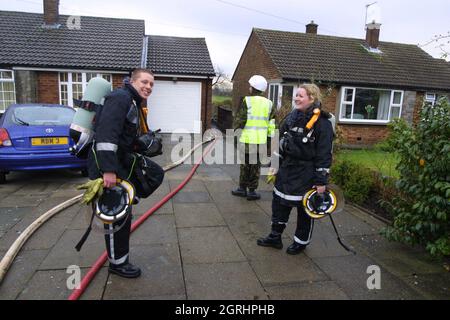 24-11-02 Green Goddeess Army Fire Engine Army Feuerwehrleute am Schauplatz eines Schussfeuers auf der Grindsbrook Road, Radcliffe, Manchester während des 2002 Feuerwehrstreiks. Eine Grüne Göttin kam 15 Minuten nach Beginn des Feuers nach Angaben eines Anwohners an. Der Schuppen, der eine Drehbank zu enthalten schien, wurde völlig zerstört und die Rückseite des Hauses weitgehend beschädigt. Ein atmendes Aparatus-Team wurde ebenfalls in das Haus geschickt. Stockfoto