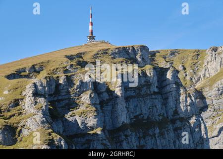 Felswände im Weißen Tal (Valea Alba auf Rumänisch) und Costila Radio Relay auf der Oberseite, ein beliebter alpiner Kletterstandort im Bucegi-Gebirge, Rumänien. Stockfoto