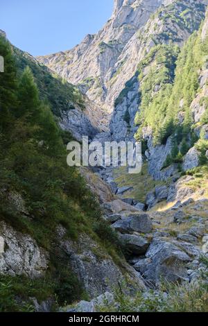 Eintritt ins Weiße Tal (Valea Alba auf Rumänisch), eine beliebte, aber nicht markierte Wanderroute im Bucegi-Gebirge, Rumänien. Bergsteigen, Klettern, Stockfoto