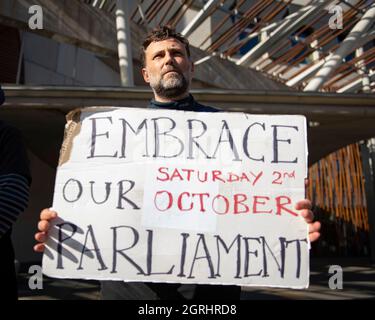 Edinburgh, Schottland, Großbritannien. Oktober 2021. IM BILD: Protestor mit Schild mit der Aufschrift: „UMARMUNG UNSERES PARLAMENTS SAMSTAG, 2. OKTOBER“ Credit: Colin Fisher/Alamy Live News Stockfoto