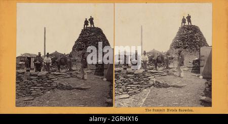 Stereoskopische Vintage-Fotos von ca. 1860 der Gipfelhotels auf Mount Snowdon oder Yr Wyddfa in Nordwales, Großbritannien. In der viktorianischen Zeit gab es eine Reihe von Hütten, die Erfrischungen dienten und Touristen, die den Berg besuchten, Schutz bieten. Stockfoto