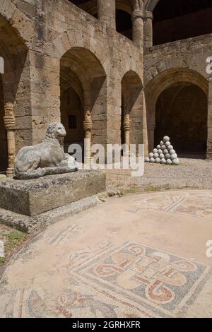 Grabstatue des Löwen mit Mosaiken, Archäologisches Museum, Altstadt von Rhodos, Rhodos, Dodekanes Island Group, Griechenland Stockfoto