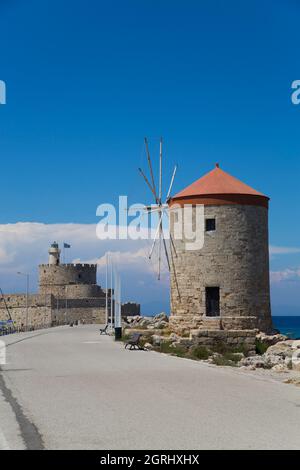 Windmühlen von Mandraki, Fort of St. Nicholmann (Hintergrund), Mandraki Harbour, Rhodos, Dodekanes Island Group, Griechenland Stockfoto