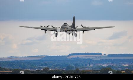 ‘Boeing B-17G Flying Fortress „Sally B“ tritt auf der Abingdon Air & Country Show am 11. September 2021 auf Stockfoto