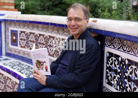 Der deutsche Schriftsteller David Safier posiert während der Reratos-Sitzung im Pensionspark.David Safier präsentiert das Buch Miss Merkel, den Fall der pensionierten Kanzlerin. (Foto von Atilano Garcia / SOPA Images/Sipa USA) Stockfoto