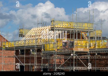 Keepmoat Häuser Bauträger, Entwicklungsstandort in Chorley. Bauherren beginnen mit dem Bau dieser großen neuen Wohnsiedlung. Klober Permo Air Open Underlay Roofing Belüftungsfilz, Dächer Holzlatten Dachgaube, Ridge Board, Dachsparren und Dachgaube Konstruktion, Dachträger, Wangen Fascia Board Holzboarding soffit Rahmen und Verkleidung Apex Dachhölzer. Dachgaube auf Grünflächen gebaut. Stockfoto