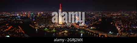 Panoramafoto der Drohnenansicht der Skyline von Ho Chi Minh bei Nacht Stockfoto