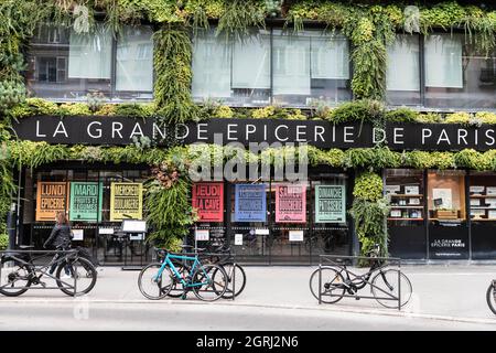 Fahrräder, die vor der grünen Mauer der Grande Epicerie de Paris im 16. Arrondissement von Paris geparkt sind. Paris Frankreich, 1. Oktober 2021. Foto von Daniel Derajinski/ABACAPRESS.COM Stockfoto