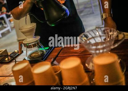 Kendari, Süd-Ost Sulawesi, Indonesien. Oktober 2021. Ein Barista bereitet Kaffee zu, der kostenlos an die Besucher verteilt wird. (Bild: © Andry Denisah/ZUMA Press Wire) Stockfoto