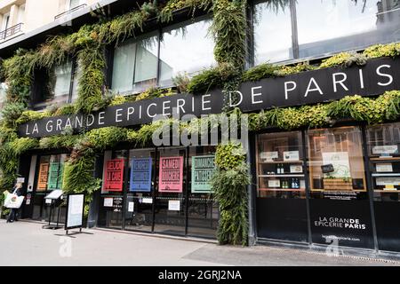 Die grüne Mauer der La Grande Epicerie de Paris, im 16. Arrondissement von Paris. Paris Frankreich, 1. Oktober 2021. Foto von Daniel Derajinski/ABACAPRESS.COM Stockfoto