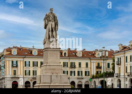 Cuneo, Piemont, Italien - 2. August 2021: Statue von Giuseppe Barbaroux auf der Piazza Tancredi Ducci Galimberti Stockfoto