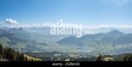 Panoramablick vom Wildspitz auf den Großen und Kleinen Mythischen Berg bei Lauerzersee, Schweiz Stockfoto