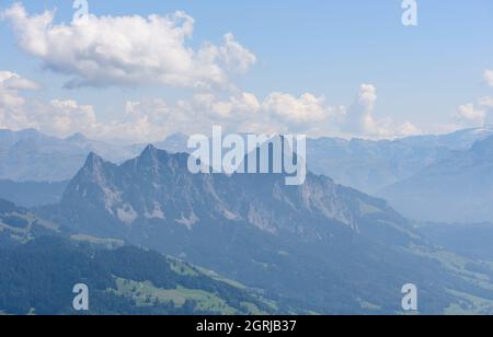 Panoramablick vom Wildspitz auf den Großen und Kleinen Mythischen Berg, Schweiz Stockfoto