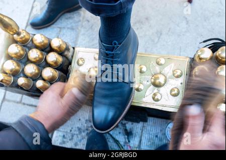 Schuhputzservice, verschmutzter Schuh, schwarzer Schuh, Geschäftsmann, polieren, Schuhmacher Stockfoto