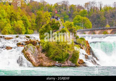 Schaffhausen Schweiz 22. April 2019 Rheinfall Europas größter Wasserfall in der Ebene in Neuhausen am Rheinfall Kanton Schaffhausen Schweiz. Stockfoto