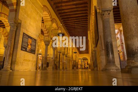 CORDOBA, SPANIEN - 11. August 2021 - Bögen im Gebetsraum der Mezquita (Moschee), Cordoba, Spanien Stockfoto