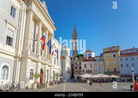 09.13.2021: Piran, Slowenien: Tartini Central Square in der Abenddämmerung mit Stadtlichtern in Piran Slowenien . Stockfoto