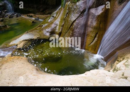 Wasserfall zwischen weißem Wasser von oben in natürliche Pools fallen,Salt del mir in rupit katalonien, spanien Stockfoto