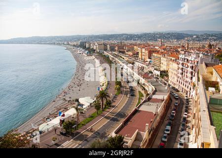 Luftaufnahme von Nizza, Frankreich, mit dem Strand und der Promenade des Anglais. Nizza ist die Hauptstadt des Departements Alpes-Maritimes an der französischen Riviera. Stockfoto