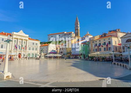 09.13.2021: Piran, Slowenien: Tartini Central Square in der Abenddämmerung mit Stadtlichtern in Piran Slowenien . Stockfoto