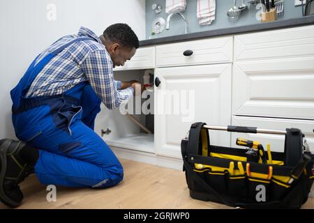 Klempner Befestigung Küchenrohre. Service Für Wasserspüle Stockfoto