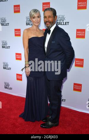 Hilary Quinlan und Bryant Gumbel nehmen am 30. September 2021 an der Herbst Fashion Gala des New York City Ballets 2021 im Lincoln Center Plaza in New York City Teil. Stockfoto