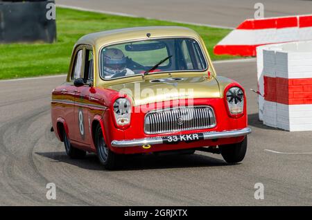 Ford Prefect 107E Classic, Oldtimer-Rennwagen, der beim Goodwood Revival 2014 in der St. Mary’s Trophy für die 50er-Jahre-Serienlimoons fuhr Stockfoto