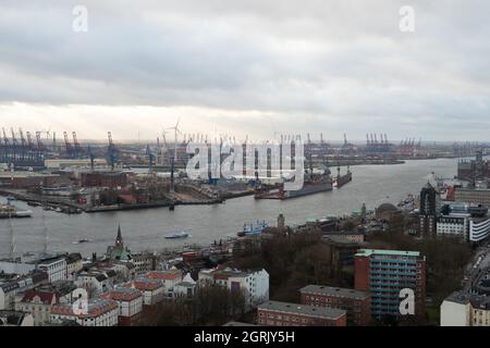 Hamburg, 28. Dezember 2018: Blick von der Michel-Kirche über Landungsbrücken und Hafen Stockfoto