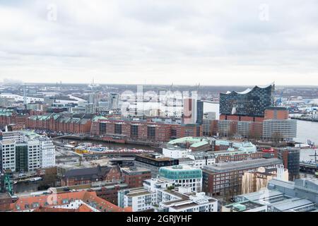Hamburg, Deutschland - 28. Dezember 2018: Blick von der Michel-Kirche auf das Stadtzentrum und die Elbphilharmonie Stockfoto