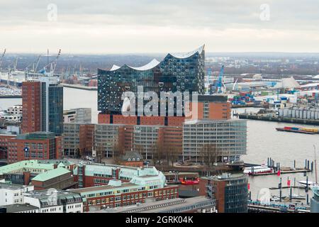 Hamburg, Deutschland - 28. Dezember 2018: Blick von der Michel-Kirche auf das Stadtzentrum und die Elbphilharmonie Stockfoto
