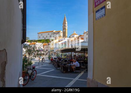 09.13.2021: Piran, Slowenien: Tartini Central Square in der Abenddämmerung mit Stadtlichtern in Piran Slowenien . Stockfoto